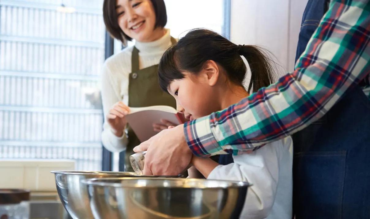 我朋友不早起做饭，她婆婆就不满意了，结果她老公就和她婆婆说，不满意是你的事，不要