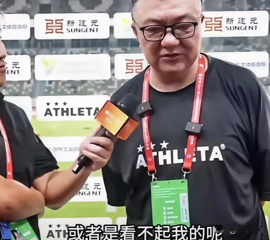 董路接受采访的时候透露了一个秘密原来他不是一个人在战斗，当记者问他，面对诋毁