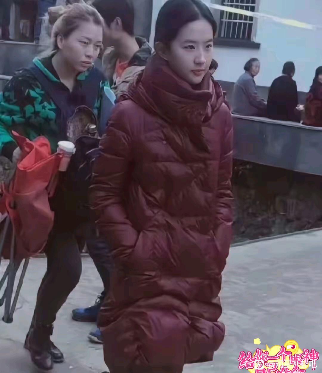 白鹿新造型被吐槽精致土，问题真的只在衣服吗我刷到白鹿《开到荼蘼》这套短发红背心造