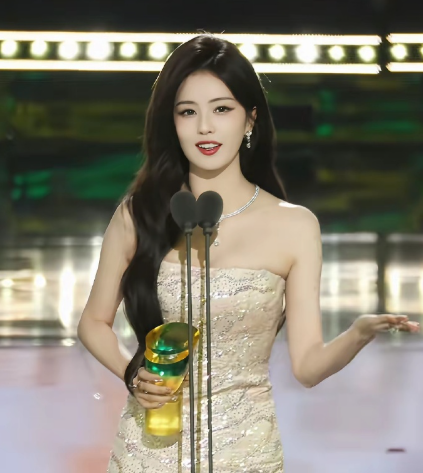 查了一下白鹿的学历，我直接沉默啦……真的没想到，她居然只上了初中，之后白鹿就