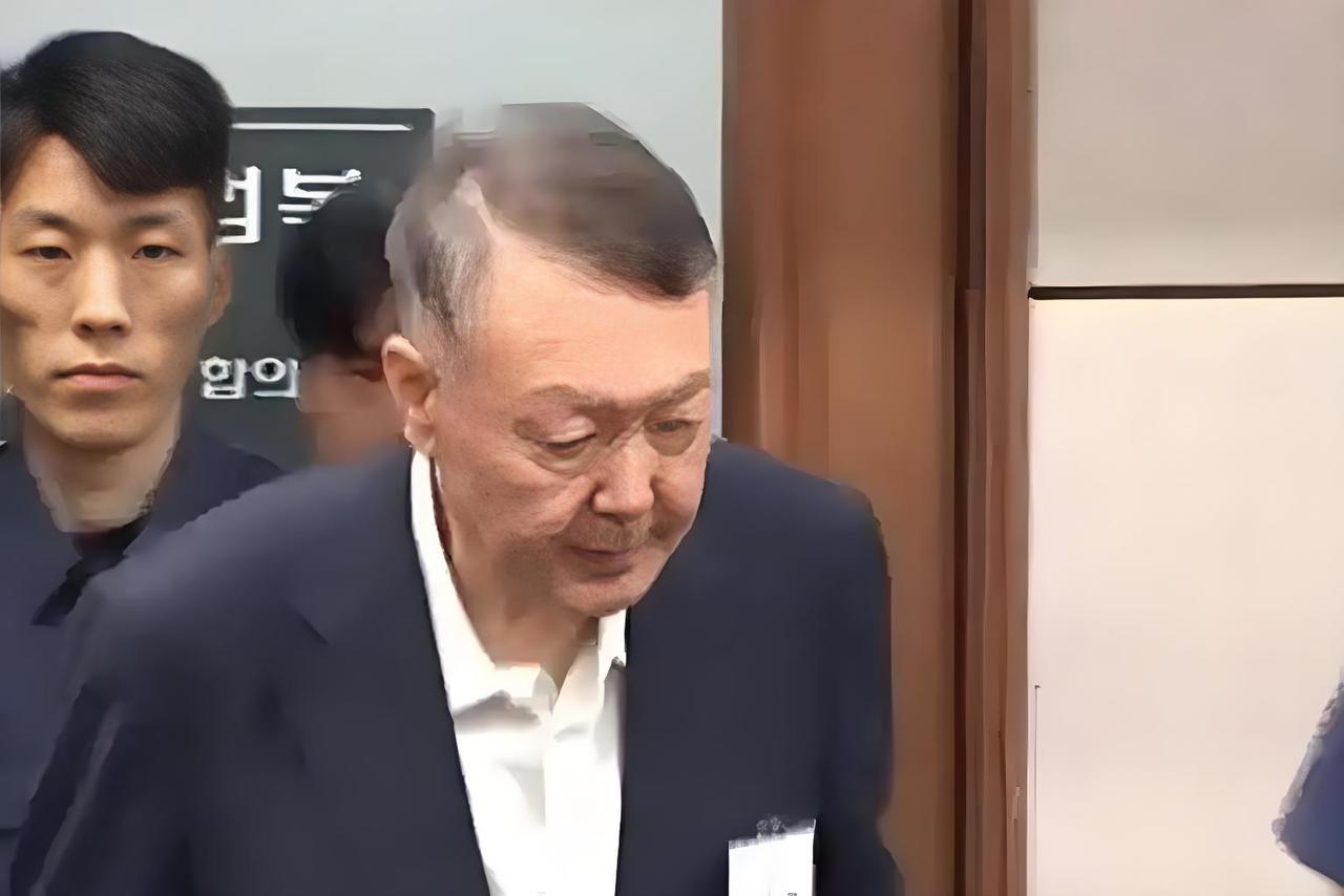尹锡悦已经被击垮了，特别是心理防线。以前觉得李在明非常不错的人，现在终于认识