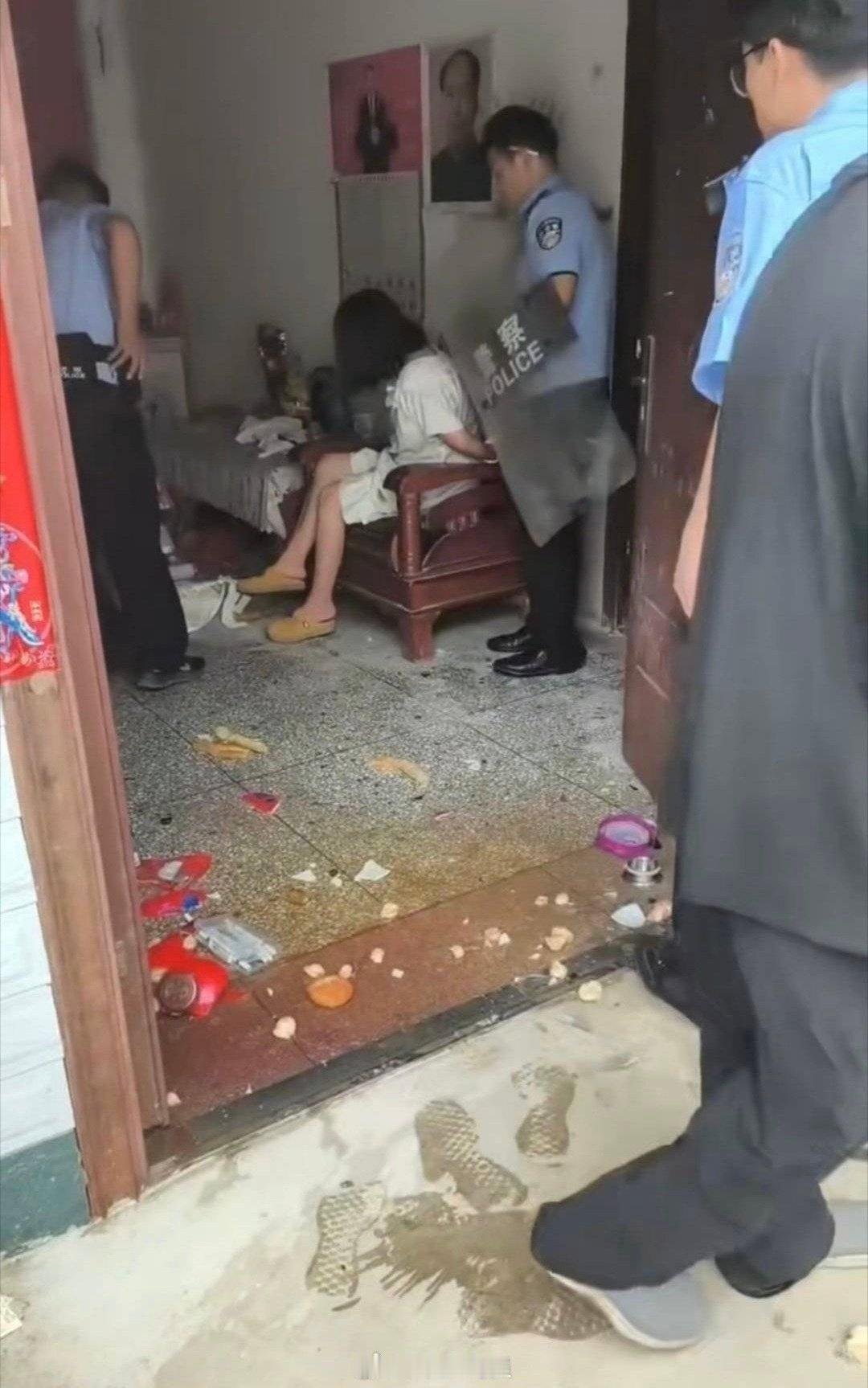 小姑子上门把家给砸了!！以下是陈女士的控诉：我的小姑子33岁了，从小被公公婆