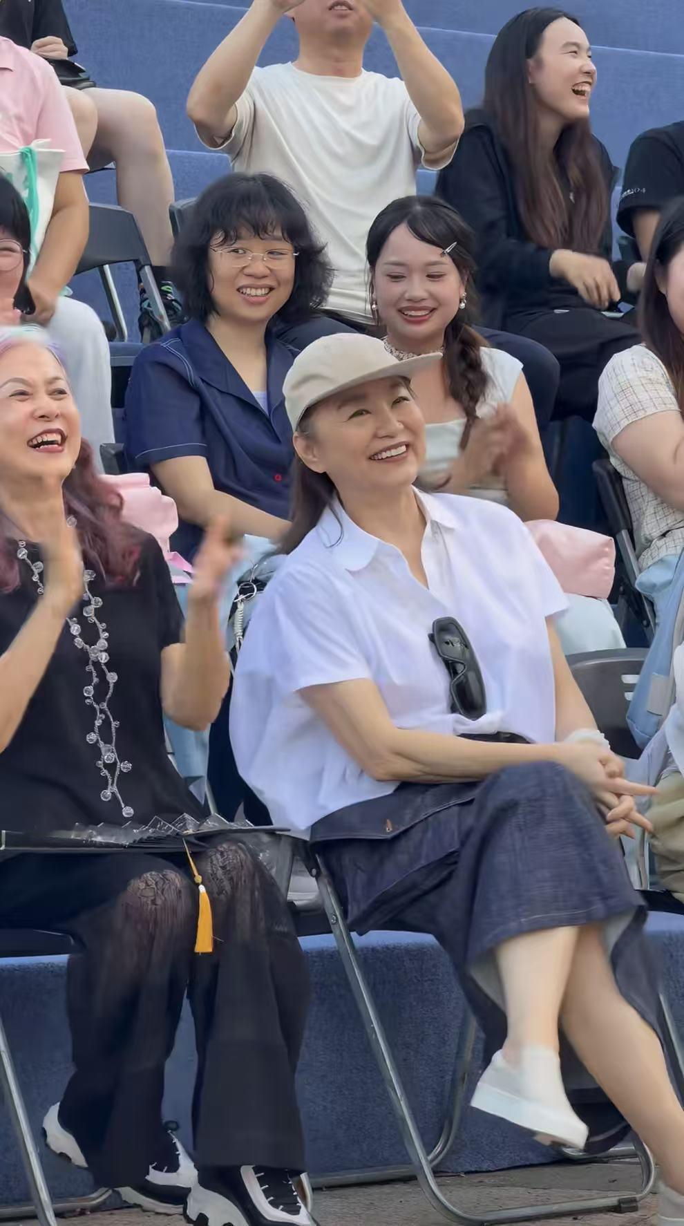 林青霞也老了！她现身江西赣州看演出，有网友偶遇她拍摄了视频。她今年已经71岁