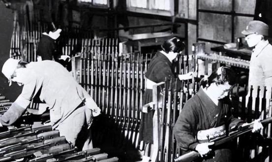 1945年的日本军工生产竟不如中国：就算不投降也撑不了几天。1945年，由于