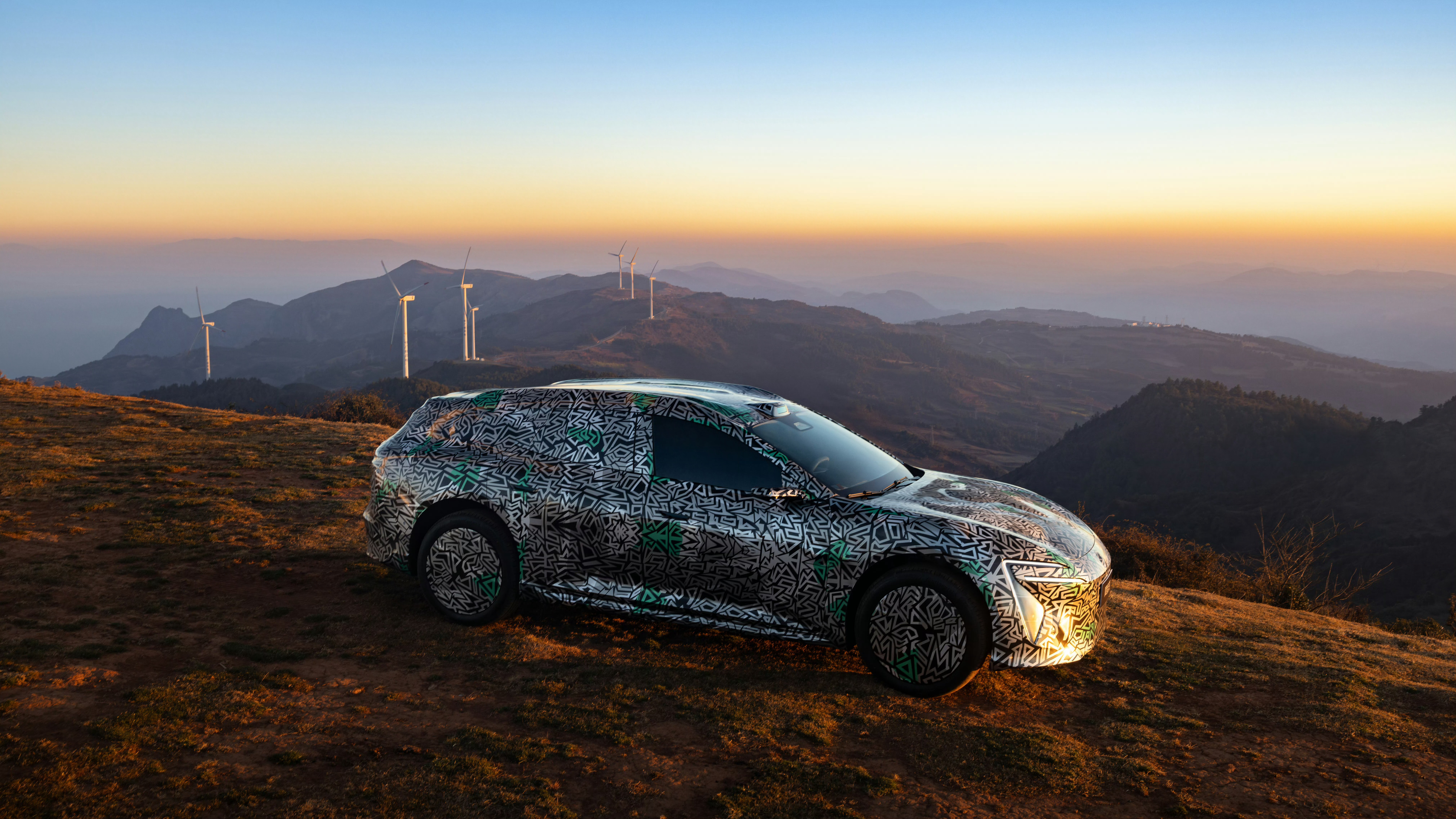 阿维塔06旅行车「猎装版」谍照曝光！延续家族式前脸与贯穿式尾灯设计，虽然有着伪装