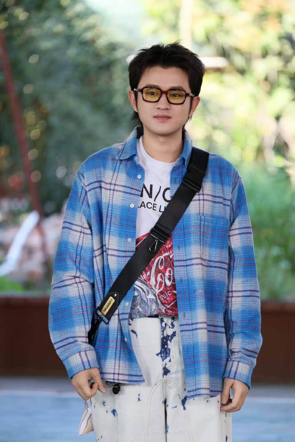 王勉又在别人合照里自曝了王勉对“入镜”的执念，已经从主动参与进化到后期标注了。