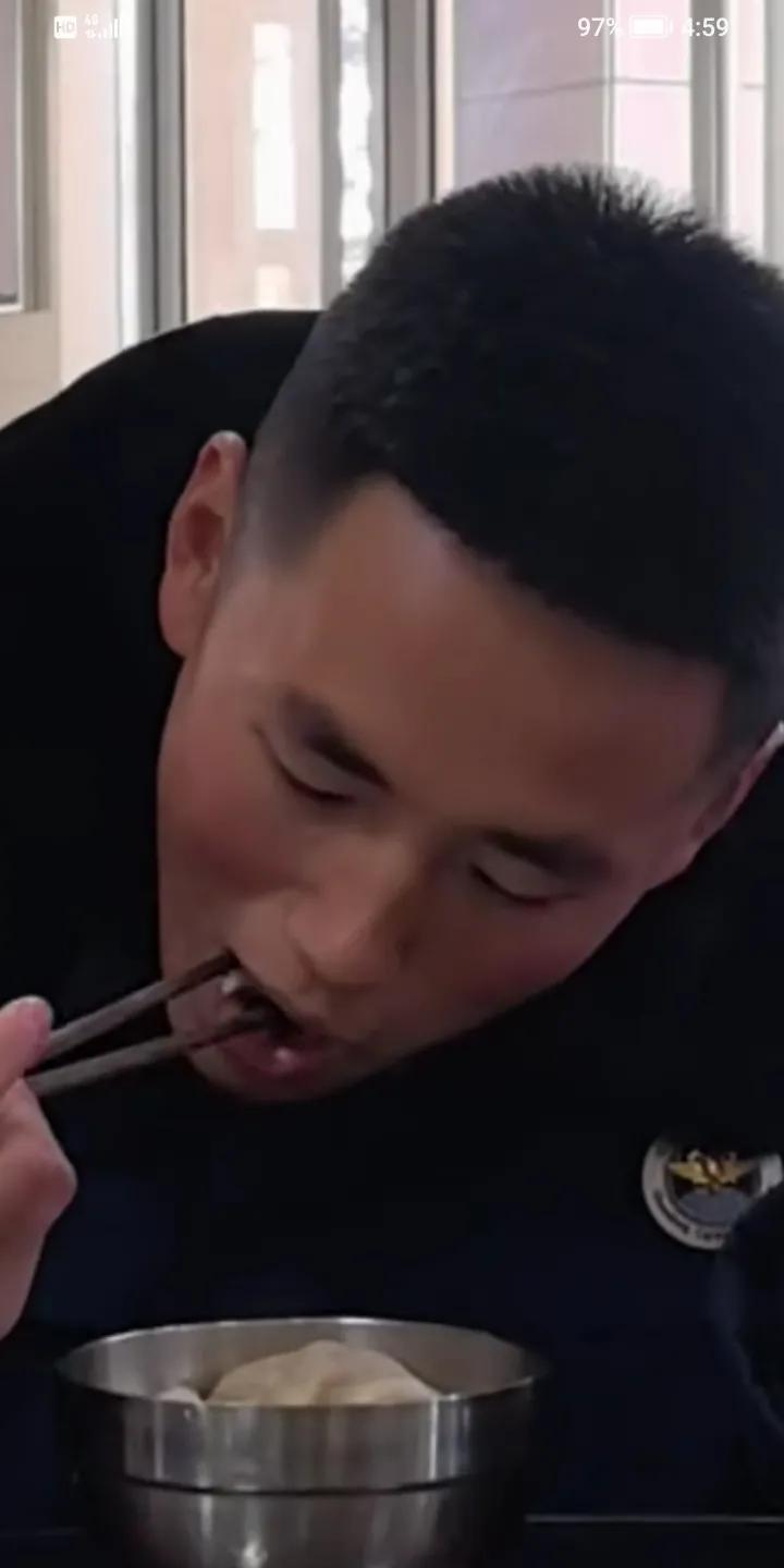 吃哭了，儿子第一口吃出妈妈包的饺子味道，儿子吃第一口饺子，同事问他，这饺子好吃吗