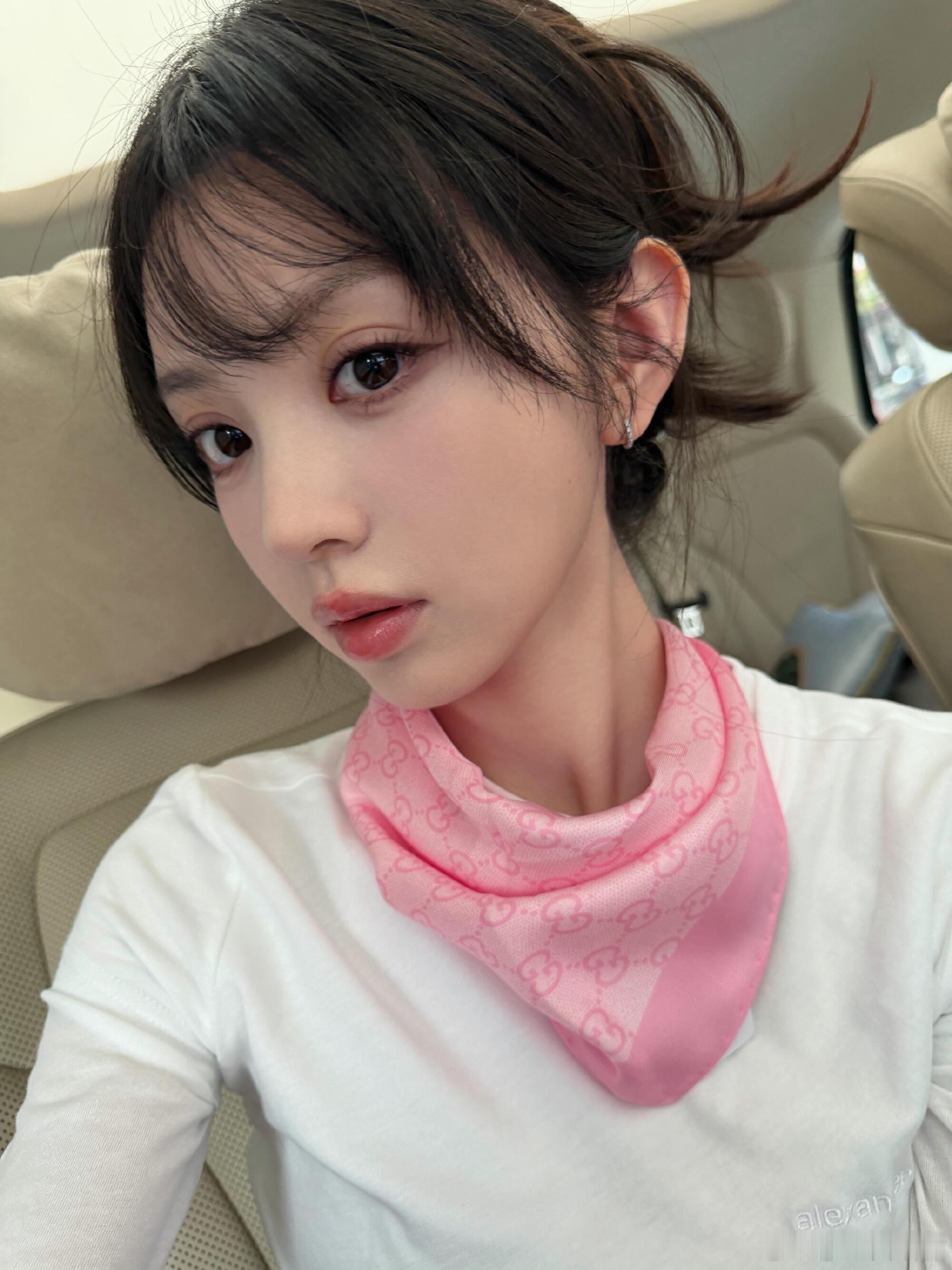 额滴个神啊，田曦薇这侧脸。。。