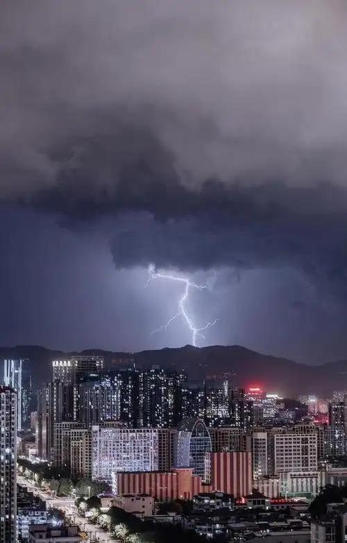 气象学家警告：我们已身处危机时代近几年，全球极端天气事件频发，极端气候正在以肉