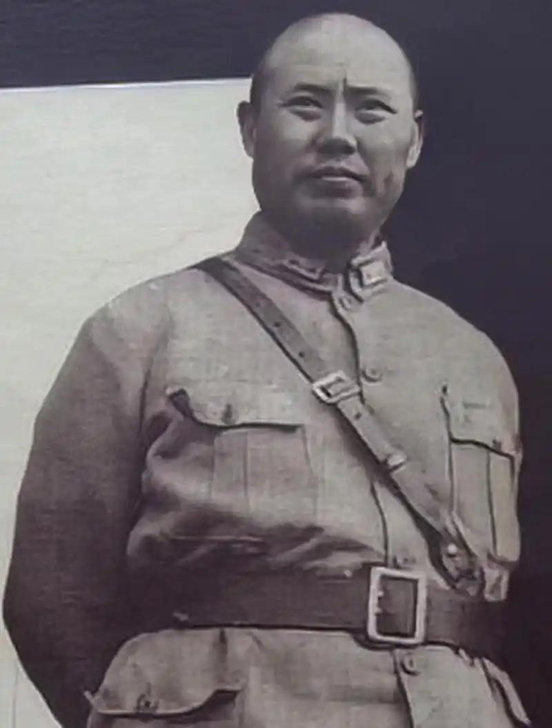 傅作义为什么骂蒋介石不爱江山爱美人？ 1948年，蒋介石正在北平指挥辽沈战役