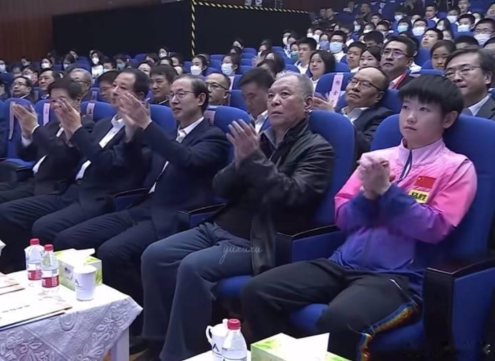梁晓声以为孙颖莎是学生引导员“身材瘦细的一个女孩个子也不高穿着校服我以为是人