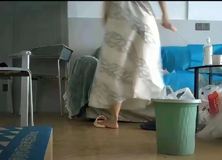 在医院打扫卫生的二大娘做梦也想不到，经常打扫的领导垃圾桶装的是不只是医疗垃圾普通