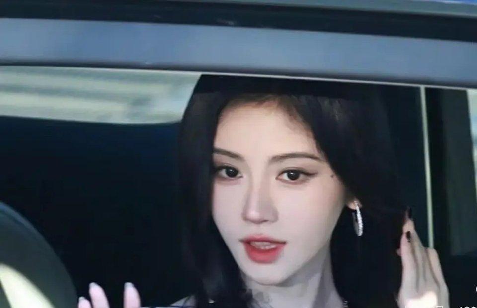 鞠婧祎就是天选现偶女主！！那么请问为什么小鞠从来不拍现偶​​​
