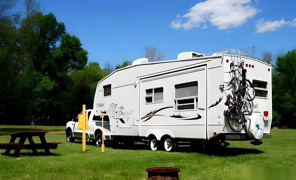 警察把房车拦下来的时候，他老婆在旁边哭得撕心裂肺：“我后悔了，我不该跟你赌气的！