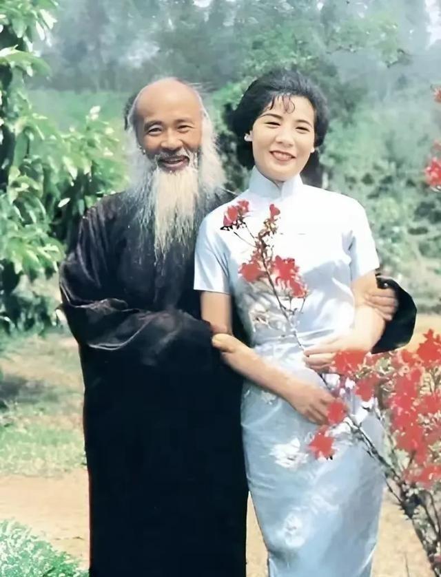 1943年，44岁张大千，看上女儿14岁的闺蜜徐雯波。徐雯波红着脸问：“伯父，我