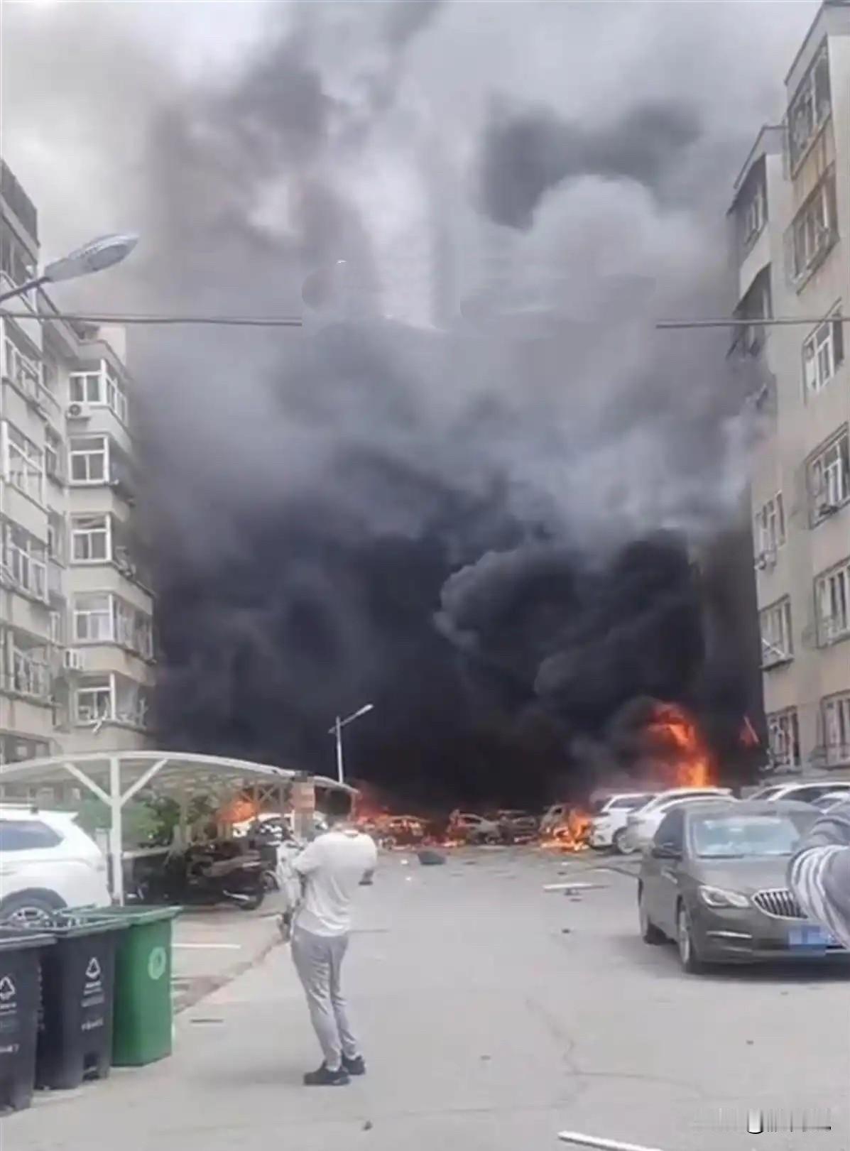 太原爆炸！希望人员没事！今天下午，太原市光明路丰景家园小区！