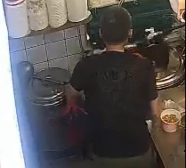 “不要摸我！”“快点走开！”湖南一名餐厅女店员，居然遭受男顾客咸猪手，男顾客直接