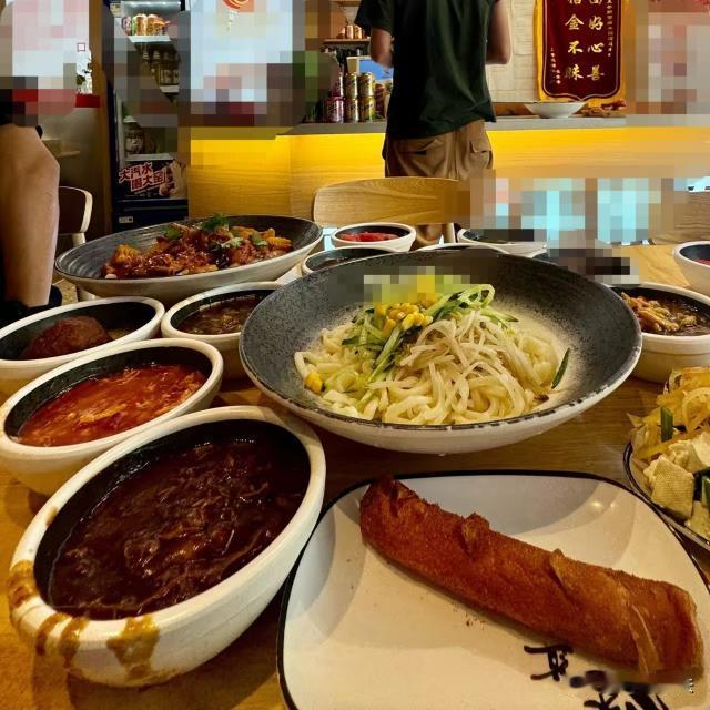 湖北十堰，男子小店对面新开一家特色葱油面馆，靠低价揽客生意火爆，男子家生意却一落