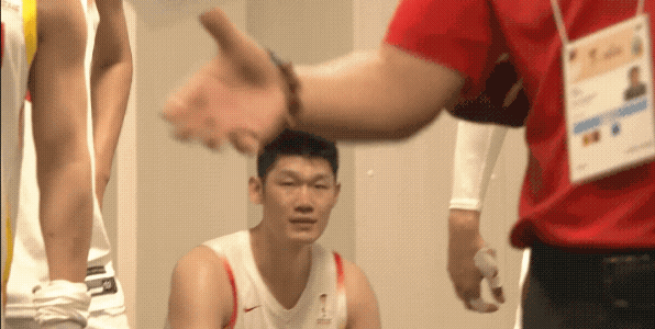 胡金秋是真的低调，当大家都在庆祝这场来之不易的胜利的时候，胡金秋就默默坐在角落里