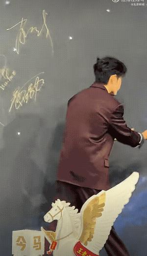 娱乐圈的“人情冷暖”，在肖战身上真是体现得淋漓尽致。想当年他还是个小透明的时候