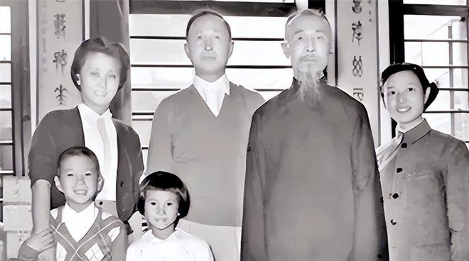 钱学森唯一的儿子钱永刚，数学只考了30分，两次辍学，差点连大学都读不上。提起