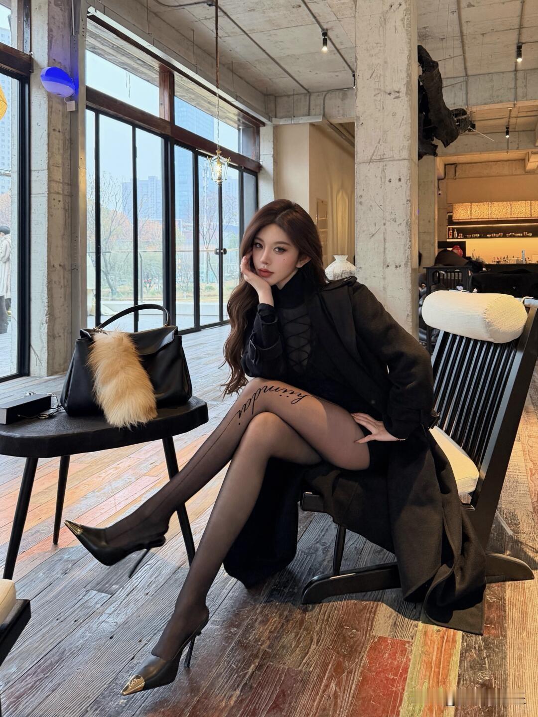 冬日穿搭指南，黑色大衣搭配毛绒手袋，优雅又时尚！穿搭知性美女穿搭分享如何穿搭