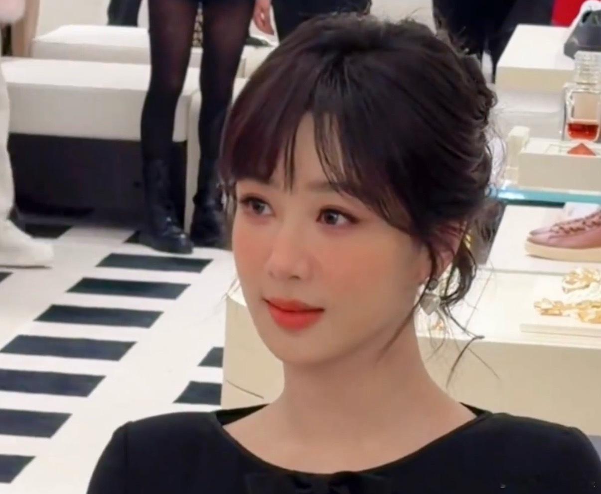 哦豁，有没有发现她现在越来越有自己的风格了，就现在的妆造和她本人无比的贴切，她太