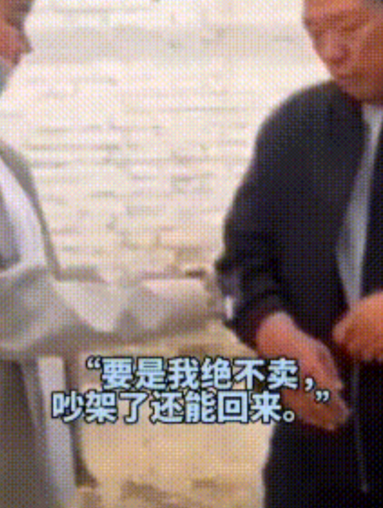 父母相继去世，唯一的女儿卖掉农村的房子，当她把锁匙交给新房主的时候，眼泪不由自主