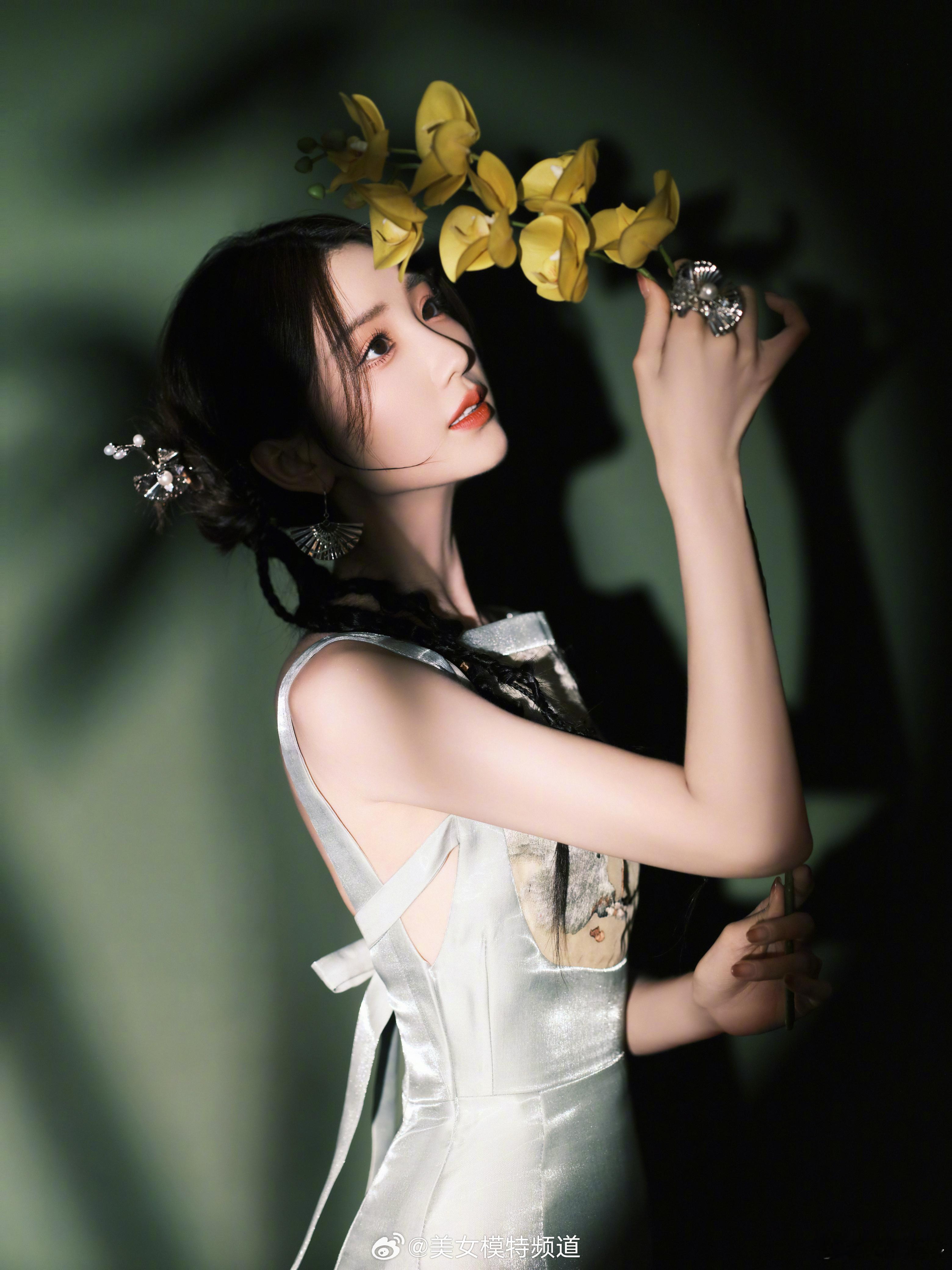 毛晓彤水墨露背裙古风穿搭