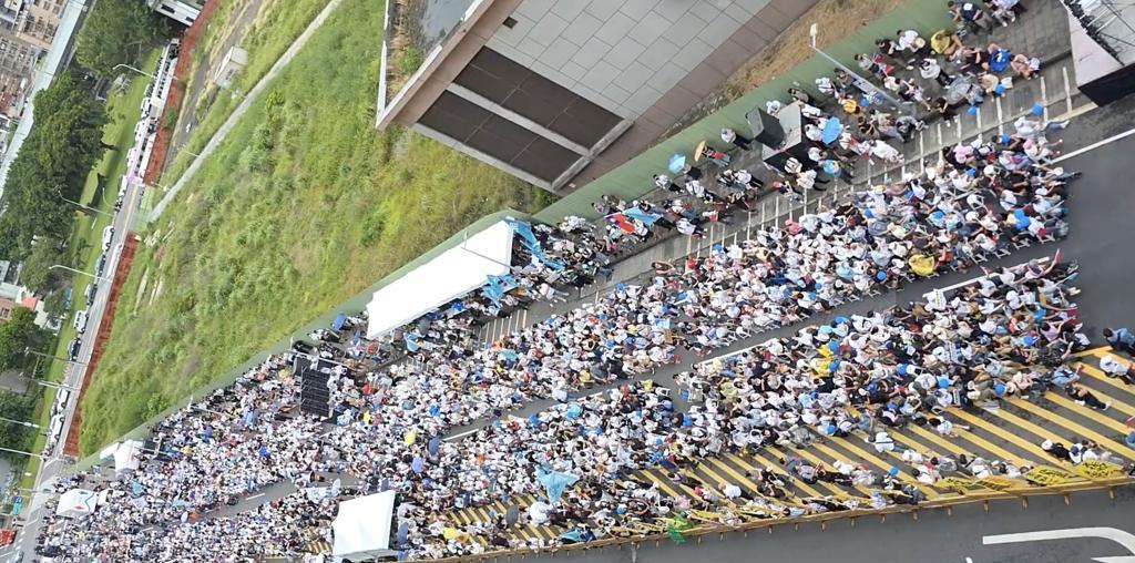 民众党喊来2万人反罢免！亲绿网红：不到1500人台湾民众党昨天下午在民进党中央