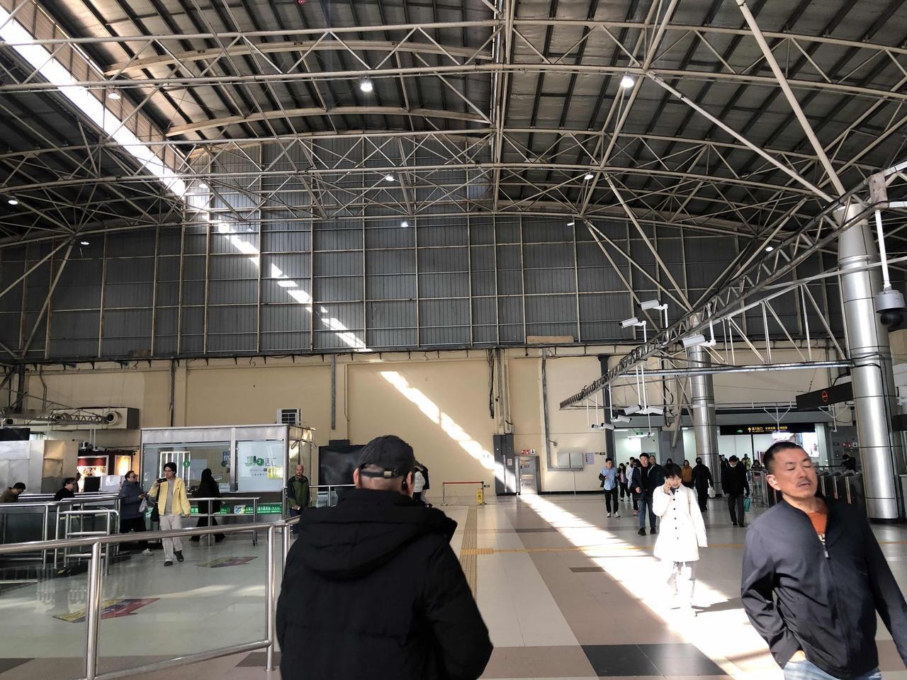 莘庄地铁站的老站厅用不了几年就要拆掉了。这样巨大的站厅，粗糙的装饰，射进来的阳光