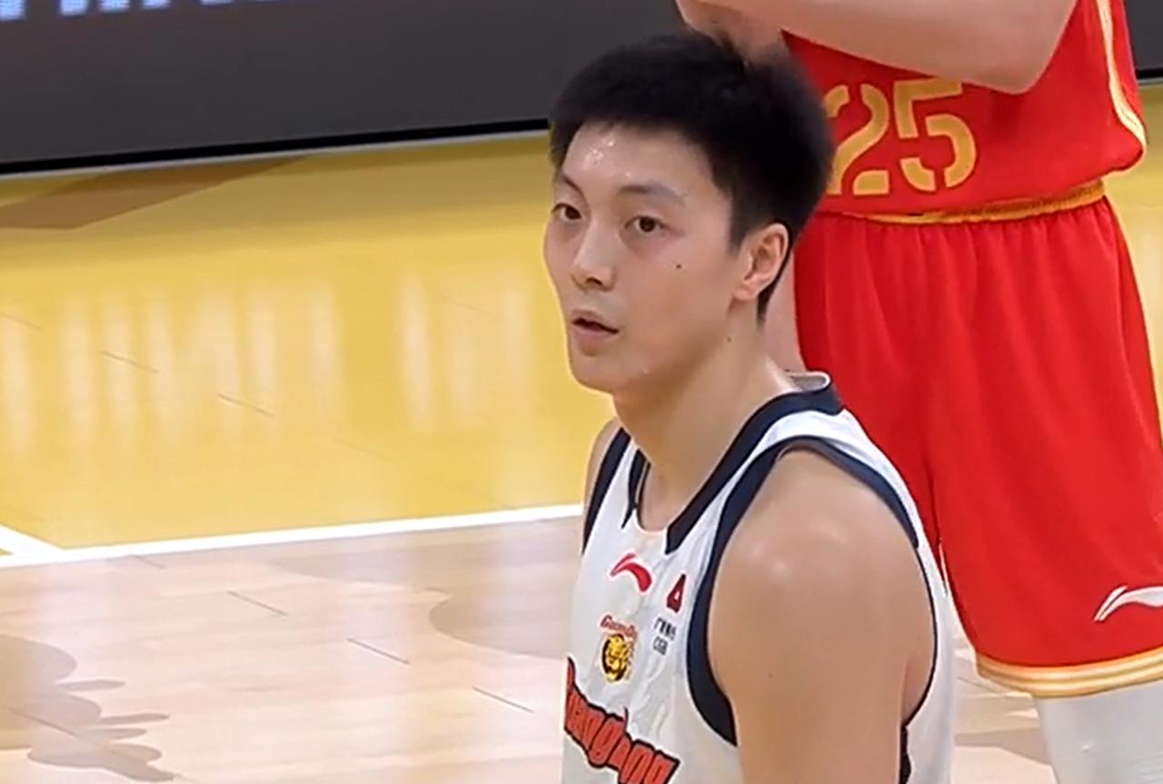 广东队迎来1个坏消息，后场主力伤病严重，走路都疼！随着广东队客场击败CBA卫冕