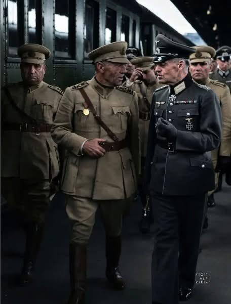 1943年6月26日至7月7日。德国。应希特勒邀请前往德国的土耳其军事代表团团长