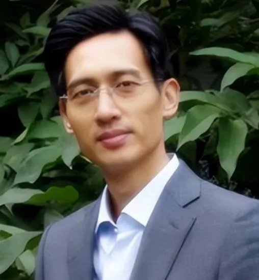正在播出的电视剧《长安的荔枝》中，看到冯嘉怡、公磊了，分别出演剧里的岭南刺史、掌
