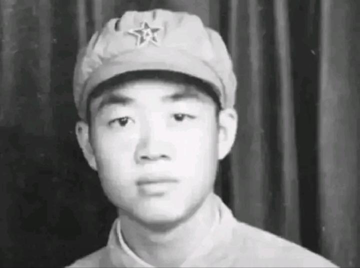 1951年抗美援朝战场上，年仅15岁的新兵张典文，上演了一段又勇又刚的炮兵传奇，