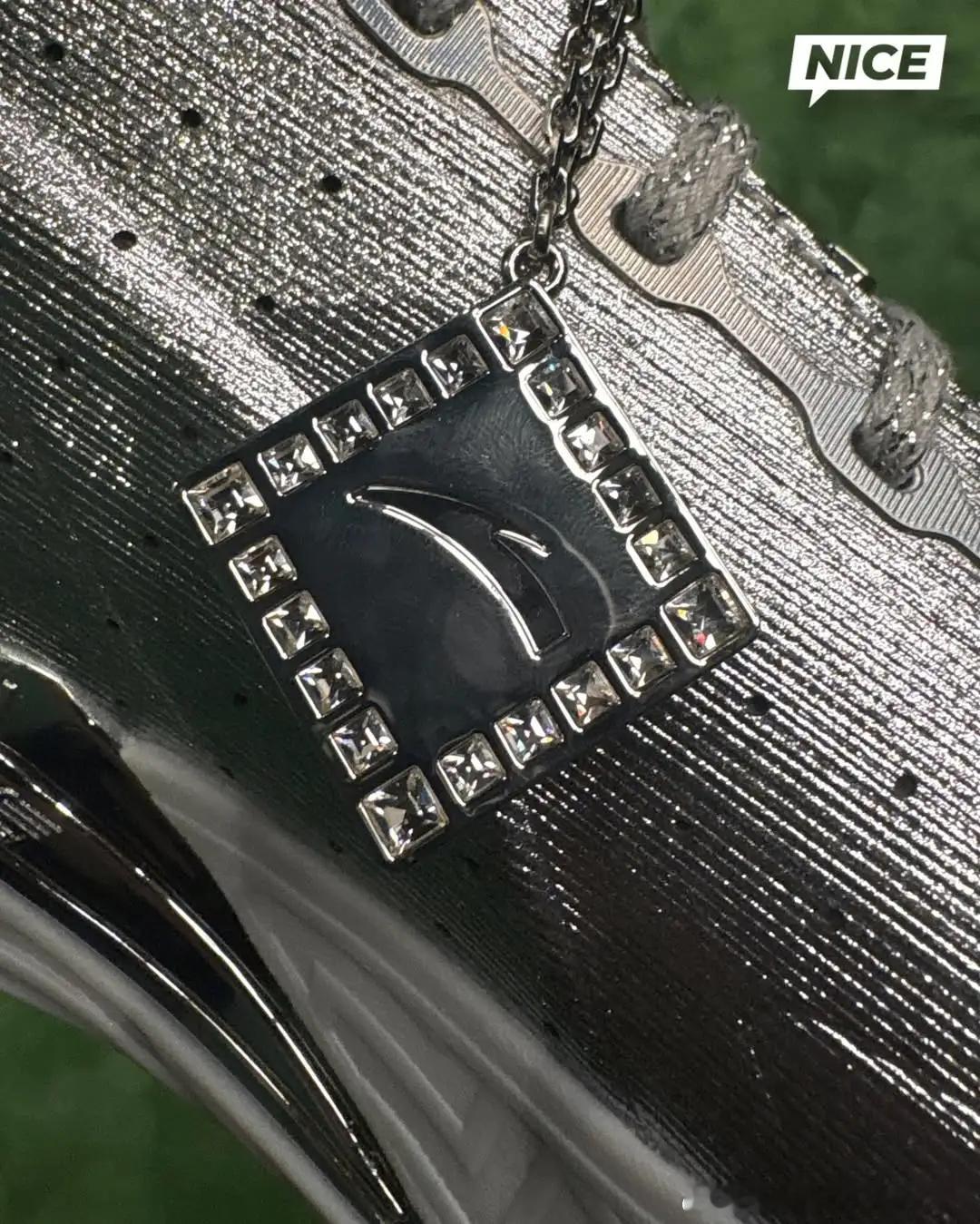 安踏北美首店洛杉矶比弗利山庄旗舰店正式开业。现场，安踏品牌代言人在安踏集团CEO