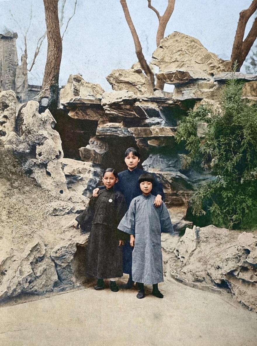 1925年3月12日，孙中山先生在北京溘然长逝，年仅32岁的宋庆龄，一夜之间痛失