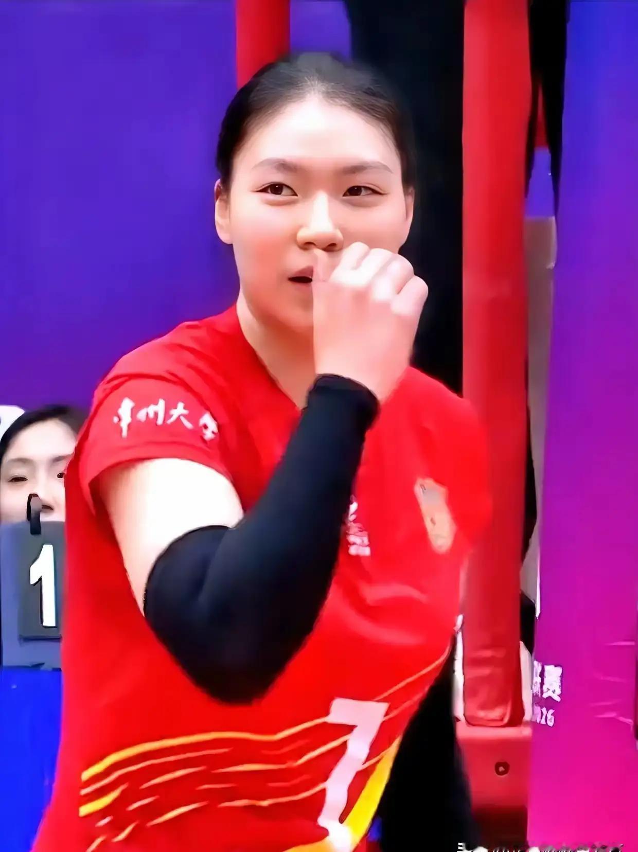 中国女排副攻线上已经集结了王媛媛，杨涵玉，高意，王文涵，陈厚羽几员大将。这样的阵