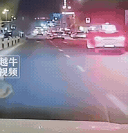 凌晨街头惊魂一幕，简直比电影剧情还要刺激!四川成都，一白色SUV在马路上横冲