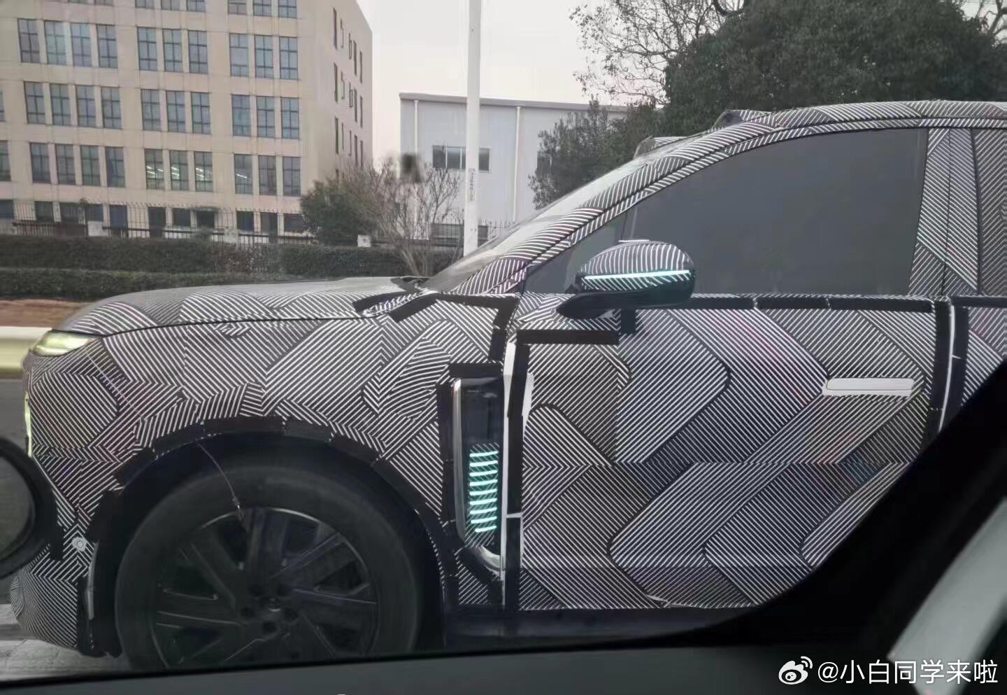 蔚来ES9也亮起来辅助驾驶小蓝灯了。数了下单侧翼子板9条，加外后视镜左右