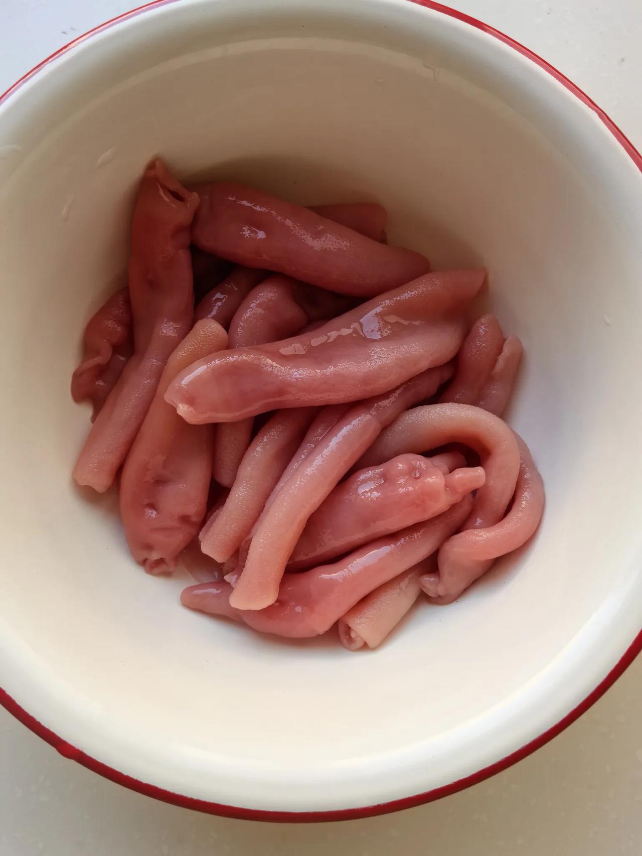 今天给儿子做个海肠捞饭，先去买了60块钱的鲜海肠，一百元三斤，六十块钱只扩出这么