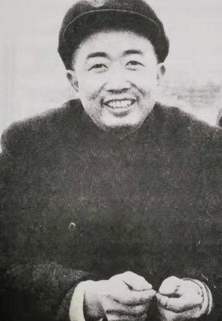 1952年，朝鲜战场上，志愿军抓获了一名间谍，搜身时，志愿军战士在间谍胸前一摸，