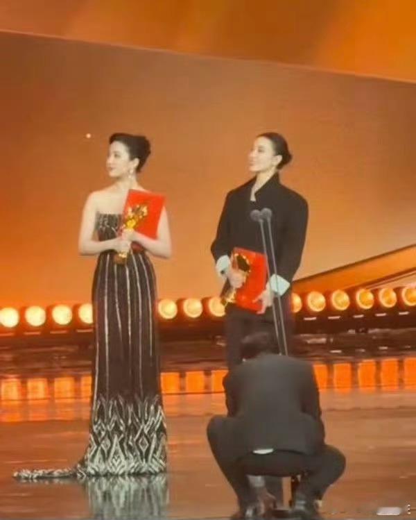 今年总台视后：杨幂、孙俪。去年总台视后是：刘亦菲、宋佳。都是85花+80大青衣。