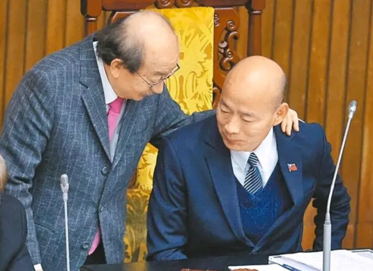 韩国瑜再也受不了民进党的道德绑架，开议22分钟就宣布散会，下班直接宣传反罢免！