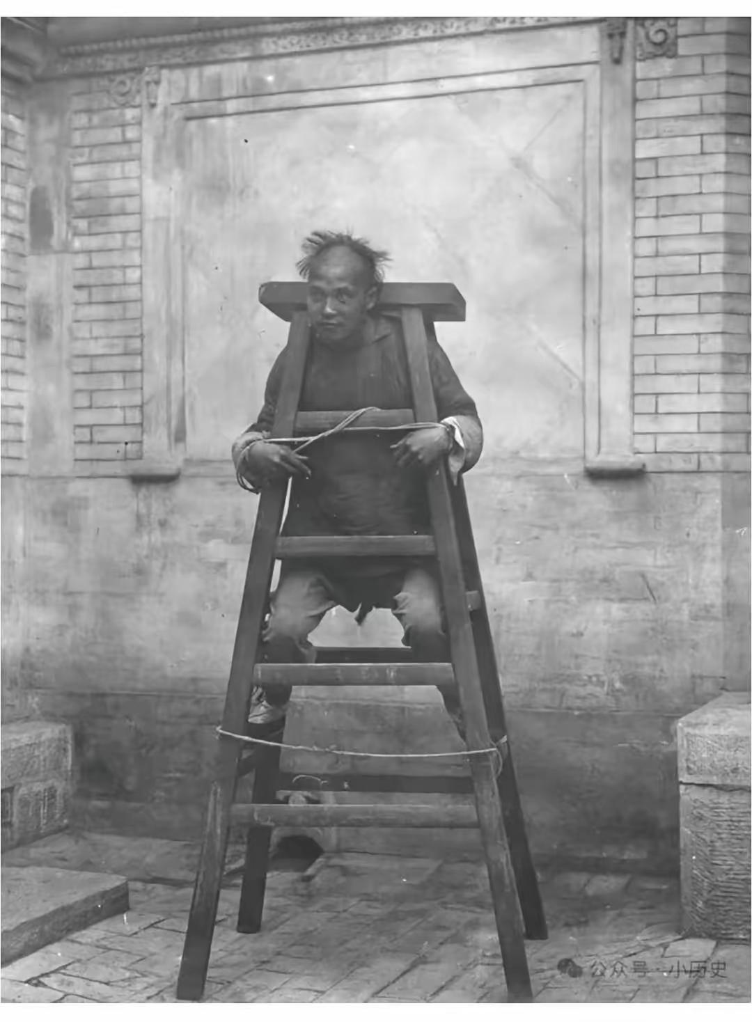 这是清朝大户人家惩罚佣人的场面，可以看出图中这位被绑在一个梯子一样的东西里面，头