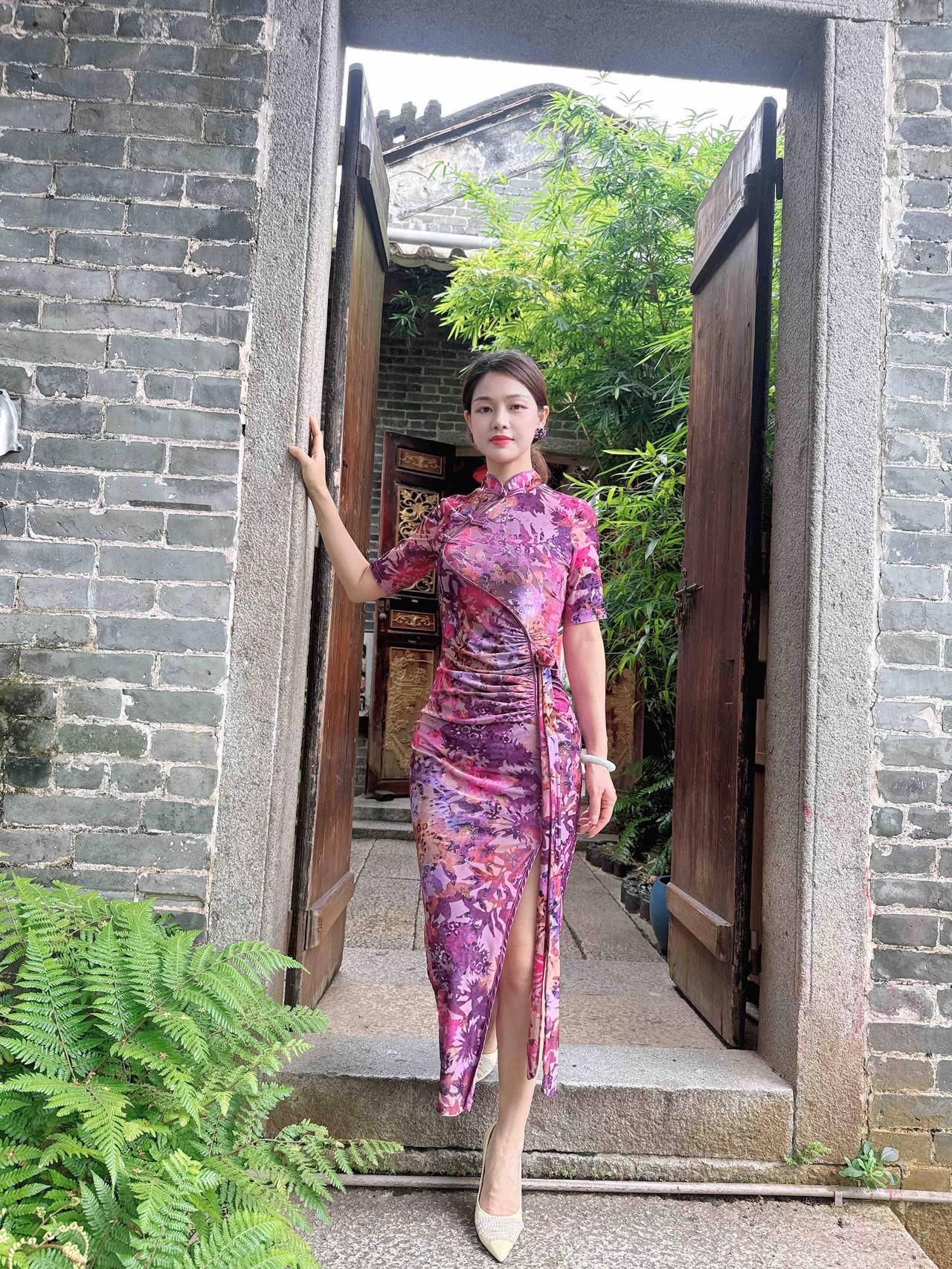 旗旗袍对东方女性的吸引力，在于它完美契合中式含蓄美学。立领衬颈显端庄，收腰剪裁