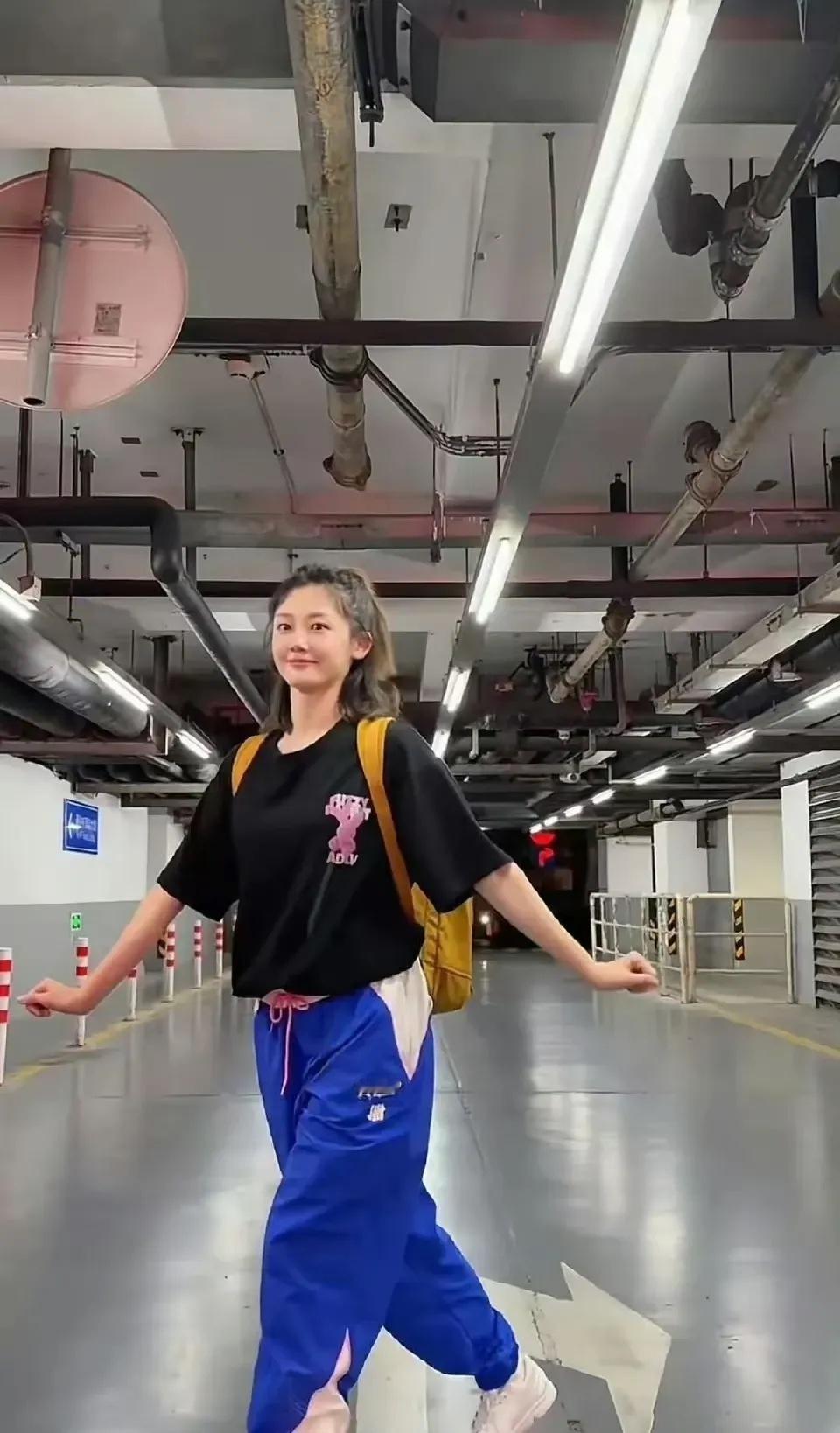 郑恺老婆苗苗夏日穿搭：短袖+蓝裤子+白鞋，身材好得不像36岁​​​