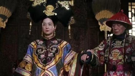 慈禧每次洗澡后，只留李莲英一人伺候。而房间里不时传出喊痛，一位小宫女偷掀帘子，这