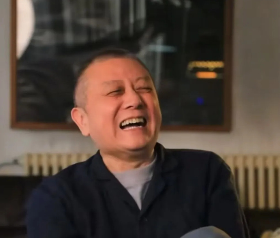 王朔早期和妻子离婚出轨徐静蕾，妻子带女儿去了美国。在他的托举下，徐静蕾很快成为