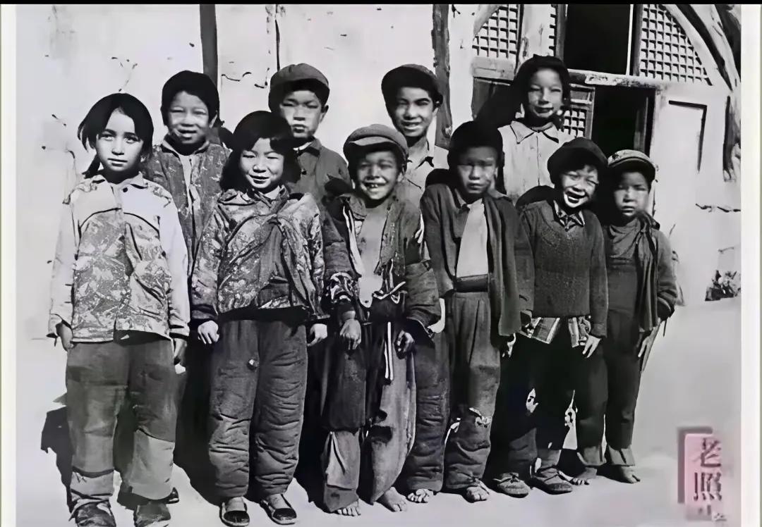 说起来真的让人难以置信，这张照片的背景并非万恶的旧社会，而是距离我们并不遥远的1